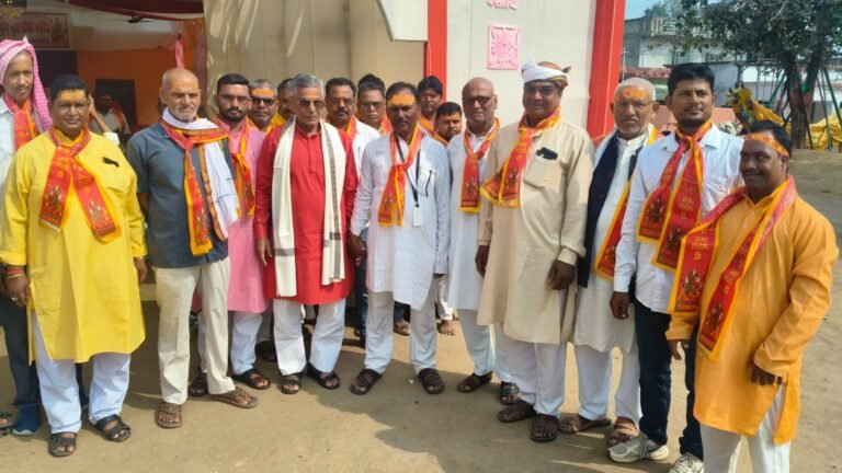 बसरिया दुर्गा पूजा महोत्सव में शामिल हुए पूर्व विधायक उमाशंकर अकेला, कलश यात्रा का किया शुभारंभ