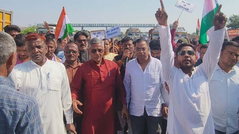 बदहाल NH-19 पर जनता का हल्लाबोल, रसोइया धमना टोल प्लाजा पर उमड़ा आक्रोश 2 बदहाल NH-19 पर जनता का हल्लाबोल, रसोइया धमना टोल प्लाजा पर उमड़ा आक्रोश