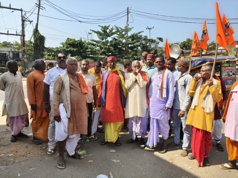 चौपारण में पुरोहितों के मुद्दे पर ब्राह्मण समाज लामबंद, शंखनाद रैली निकाल जताया विरोध 1 चौपारण में पुरोहितों के मुद्दे पर ब्राह्मण समाज लामबंद, शंखनाद रैली निकाल जताया विरोध