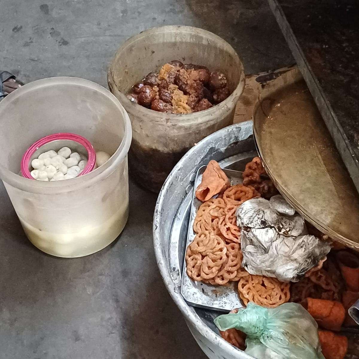 दुर्गा पूजा और दशहरा को लेकर खाद्य सुरक्षा विभाग सख्त: मंडरो में मिठाई दुकानों पर छापा, 15 किलो दूषित मिठाइयां नष्ट 1 IMG COM 20261015 1053361