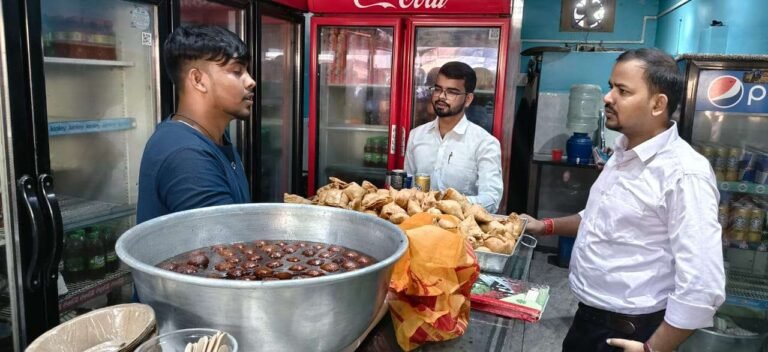 दुर्गा पूजा और दशहरा को लेकर खाद्य सुरक्षा विभाग सख्त: मंडरो में मिठाई दुकानों पर छापा, 15 किलो दूषित मिठाइयां नष्ट