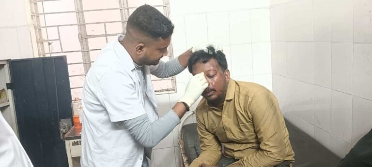 NH-522 पर मौत के गड्ढे: बाइक पलटने से पीएनबी के बैंक मैनेजर गंभीर रूप से घायल, हजारीबाग रेफर
