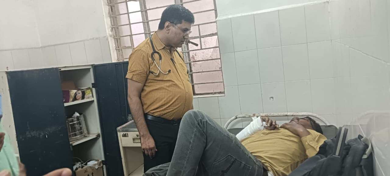 NH-522 पर मौत के गड्ढे: बाइक पलटने से पीएनबी के बैंक मैनेजर गंभीर रूप से घायल, हजारीबाग रेफर 1 IMG COM 20261015 1710154