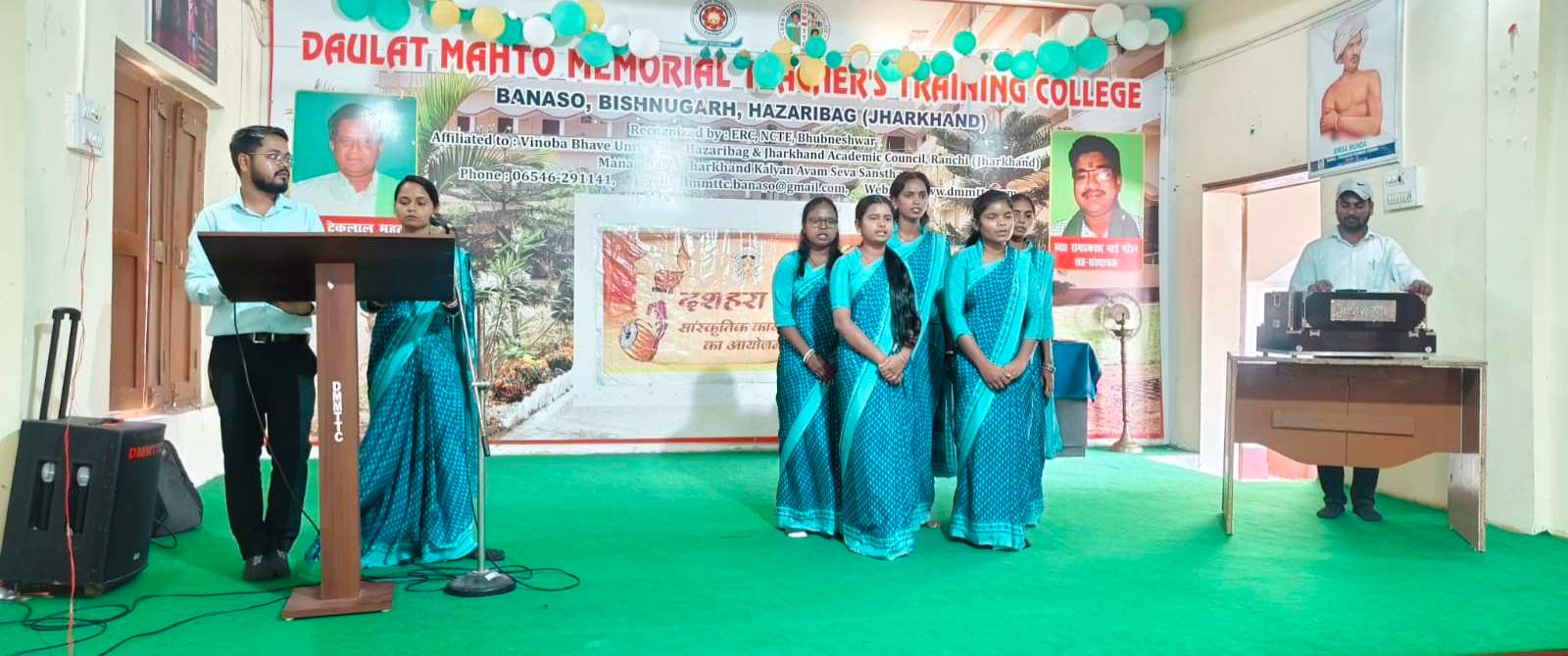 दौलत महतो मेमोरियल कॉलेज में दुर्गा पूजा पर भव्य सांस्कृतिक समारोह, गूंजे भक्ति गीत 1 IMG COM 20261015 1710156