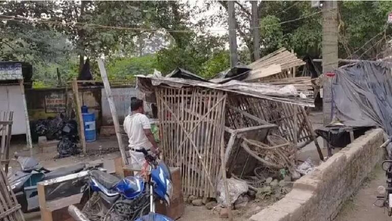 दुर्गा पूजा से पहले धनबाद में चला अतिक्रमण हटाओ अभियान, दुकानदारों को दोबारा कब्जा करने पर कार्रवाई की चेतावनी 1 दुर्गा पूजा से पहले धनबाद में चला अतिक्रमण हटाओ अभियान, दुकानदारों को दोबारा कब्जा करने पर कार्रवाई की चेतावनी
