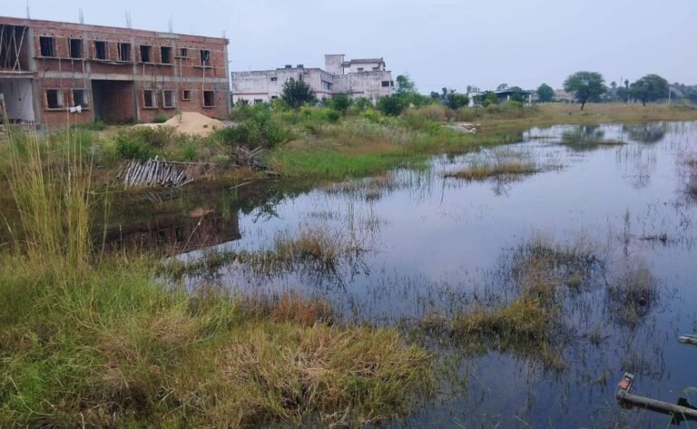 बराकर नदी के पानी से जलमग्न हुआ मॉडल स्कूल का मैदान, 294 विद्यार्थियों की बढ़ी मुश्किलें 3 बराकर नदी के पानी से जलमग्न हुआ मॉडल स्कूल का मैदान, 294 विद्यार्थियों की बढ़ी मुश्किलें