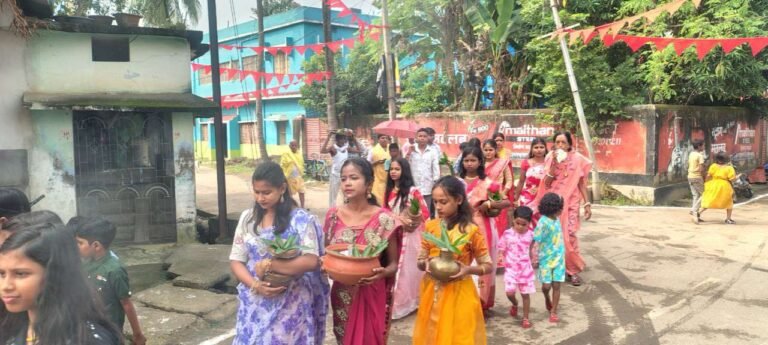 Sahibganj News: बरहरवा में महासप्तमी पर निकली भव्य कलश यात्रा, वैदिक मंत्रोच्चार के बीच संपन्न हुआ ‘कोला बौ’ (नवपत्रिका) स्नान