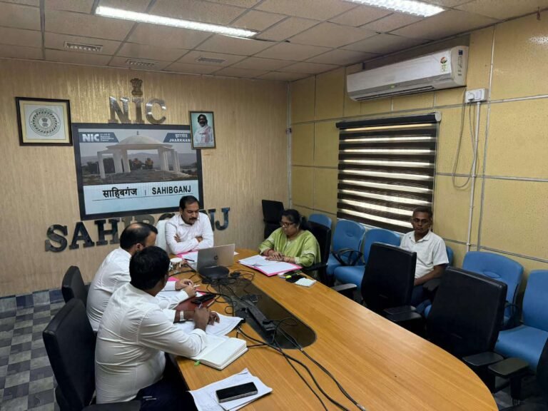 Sahibganj News: उपायुक्त ने की विशेष गहन पुनरीक्षण (SIR) कार्यों की समीक्षा, सुनवाई प्रक्रिया तेज करने के दिए सख्त निर्देश