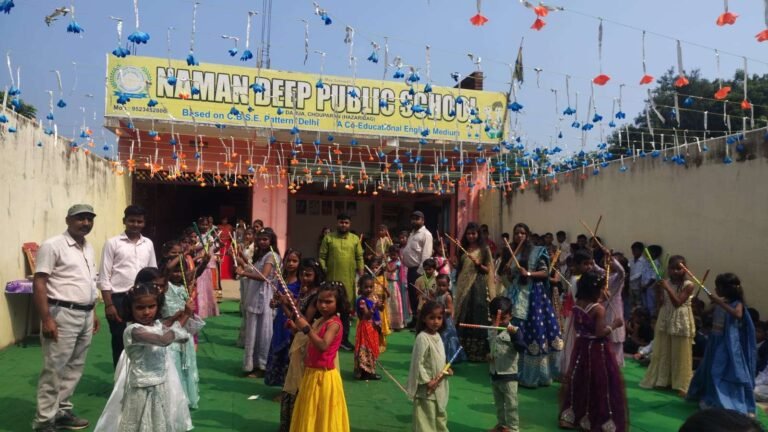 Chouparan News: नमनदीप पब्लिक स्कूल, दनुआ में डांडिया महोत्सव की धूम, पारंपरिक परिधान में नजर आए बच्चे