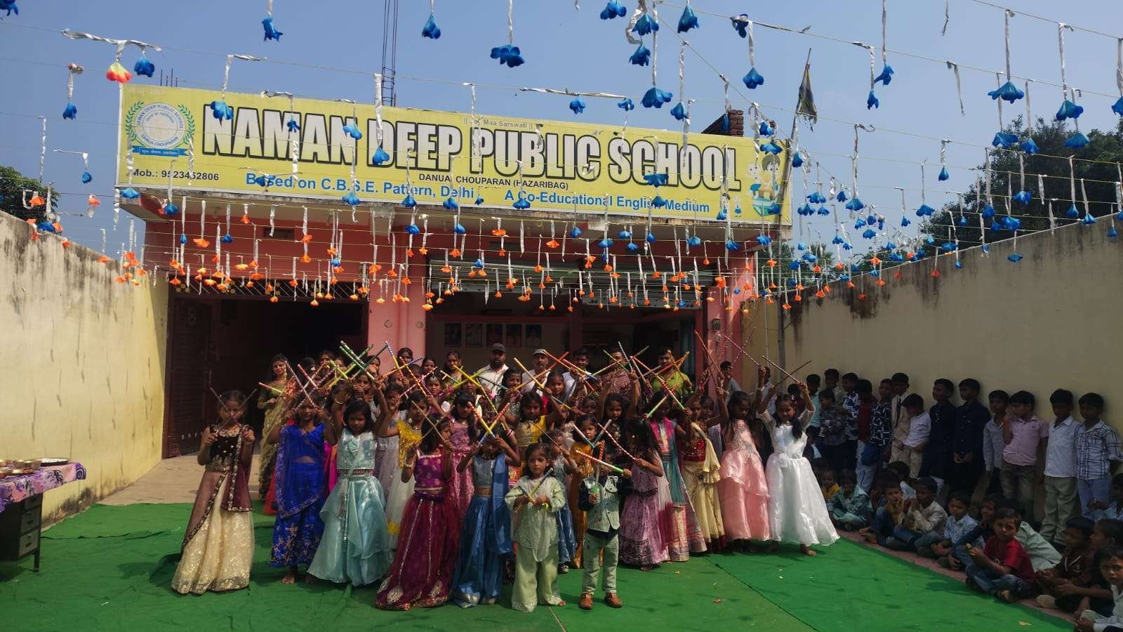 Chouparan News: नमनदीप पब्लिक स्कूल, दनुआ में डांडिया महोत्सव की धूम, पारंपरिक परिधान में नजर आए बच्चे 1 IMG COM 20261017 1951022