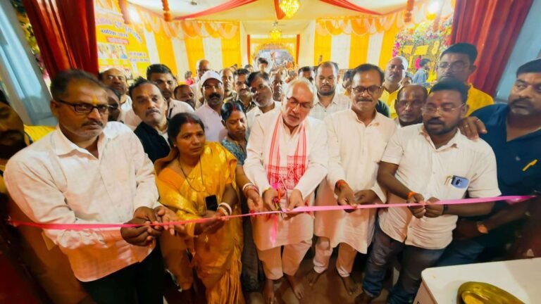 Chouparan News: बसरिया में भव्य दुर्गा पूजा पंडाल का विधायक मनोज कुमार यादव ने किया उद्घाटन, माता के दरबार में टेका मत्था