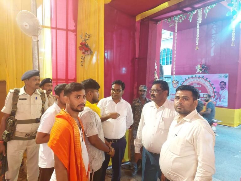 दुर्गा पूजा को लेकर साहिबगंज शहर के पंडालों में पहुंचे एसडीओ और सीओ, सुरक्षा व भीड़ प्रबंधन का लिया जायजा 4 दुर्गा पूजा को लेकर साहिबगंज शहर के पंडालों में पहुंचे एसडीओ और सीओ, सुरक्षा व भीड़ प्रबंधन का लिया जायजा