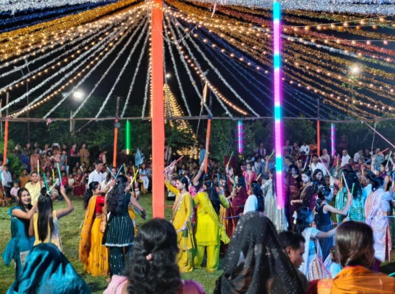 Hazaribagh News: चौपारण में डांडिया नाइट का उत्साह, गढ़काली मंदिर और हनुमान मंदिर बिगहा में उमड़ा भक्तों का उल्लास 3 Hazaribagh News: चौपारण में डांडिया नाइट का उत्साह, गढ़काली मंदिर और हनुमान मंदिर बिगहा में उमड़ा भक्तों का उल्लास