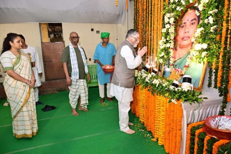 राज्यपाल संतोष कुमार गंगवार ने नेमरा पहुंचकर स्वर्गीय रूपी सोरेन को दी श्रद्धांजलि 1 राज्यपाल संतोष कुमार गंगवार ने नेमरा पहुंचकर स्वर्गीय रूपी सोरेन को दी श्रद्धांजलि