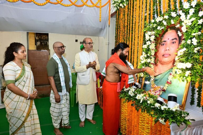बाबा रामदेव ने नेमरा पहुंचकर दिवंगत रूपी सोरेन को दी श्रद्धांजलि, हेमंत सोरेन के परिवार से की मुलाकात 2 बाबा रामदेव ने नेमरा पहुंचकर दिवंगत रूपी सोरेन को दी श्रद्धांजलि, हेमंत सोरेन के परिवार से की मुलाकात
