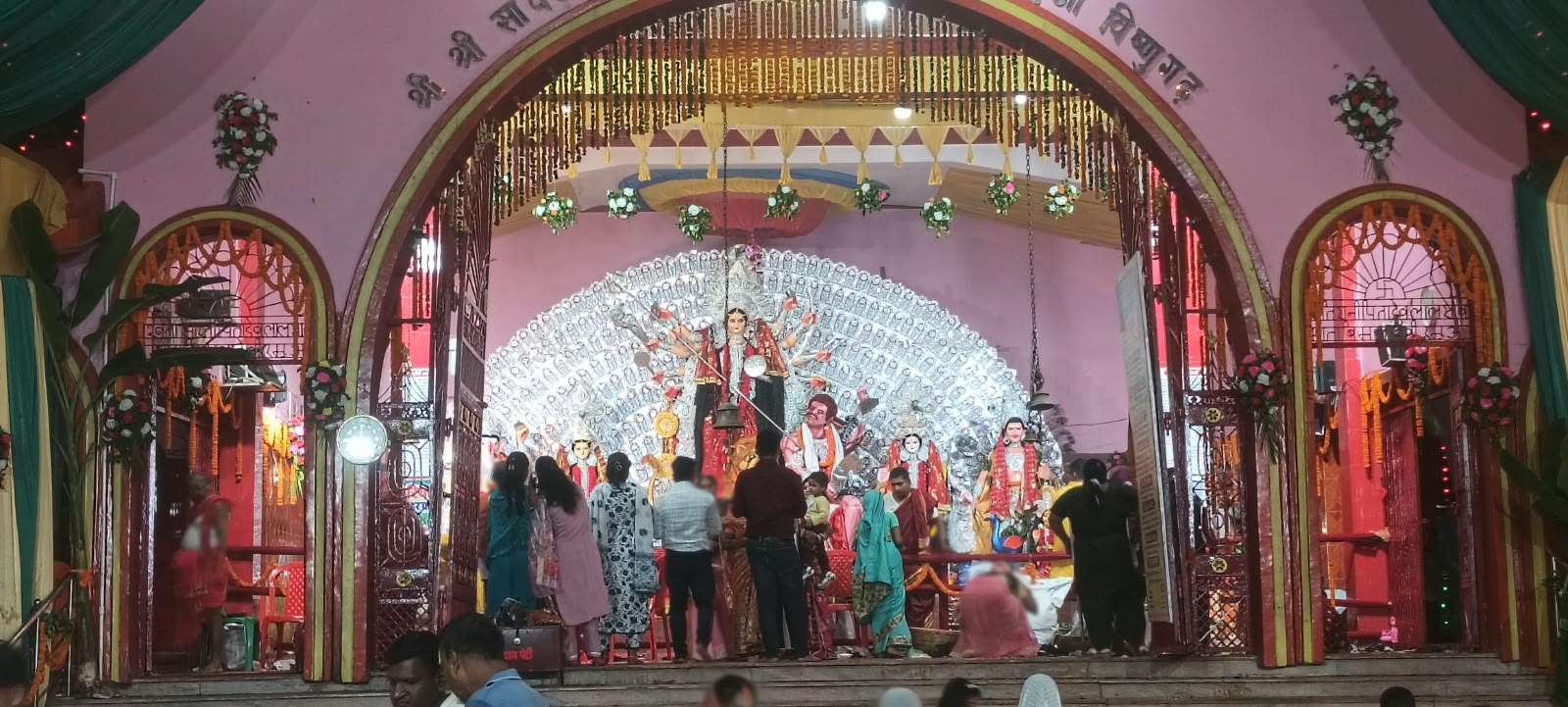 विष्णुगढ़ में महाअष्टमी पर उमड़ा आस्था का सैलाब: मां दुर्गा के दर्शन को लगी लंबी कतारें, भव्य पंडालों ने मोहा मन 2 IMG COM 20261018 1936518