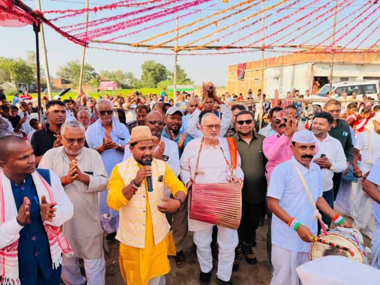 चौपारण: मांदर की थाप पर थिरके विधायक, जगदीशपुर में झूमर नृत्य का आयोजन