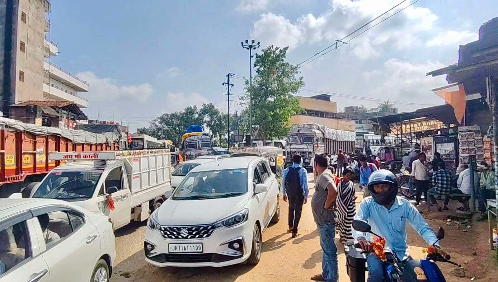 road jam at satmeel chowk jharkhand agitators raised their voice for rights in vishnugarh3
